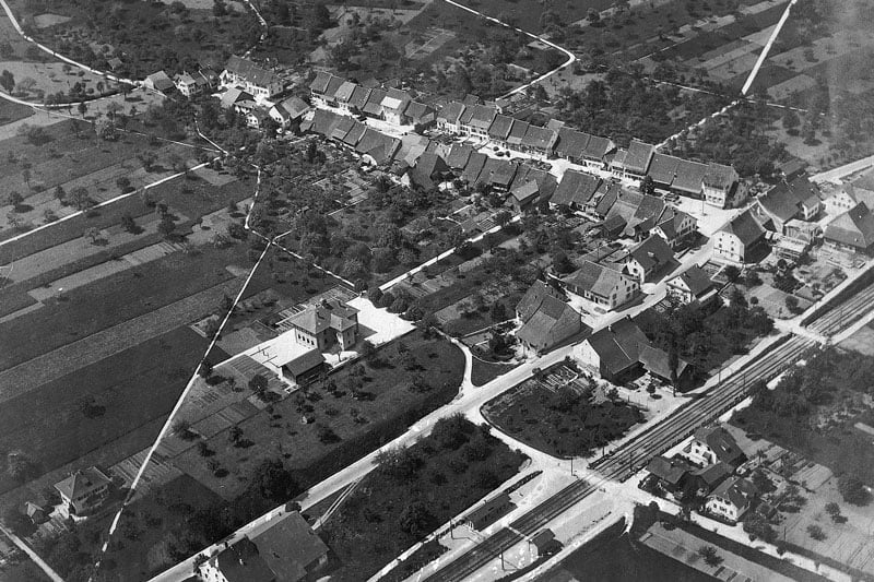 ca. 1929 Flugaufnahme, das Schulhaus am Rande des Dorfes