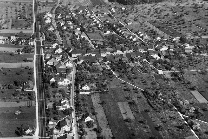 ca. 1960 Flugaufnahme, das Dorf beginnt zu wachsen